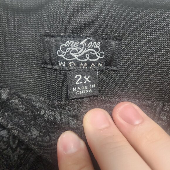 EUC One One Woman Size 2x Pants, Velvet Embossed Design - Picture 3 of 3